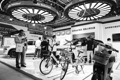 9月24日,在湖南株洲国际会展中心,观众在拍摄配有北斗技术的共享单车 新华社发